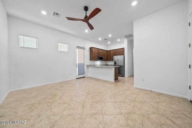 Building Photo - 10623 N Iron Peak Dr