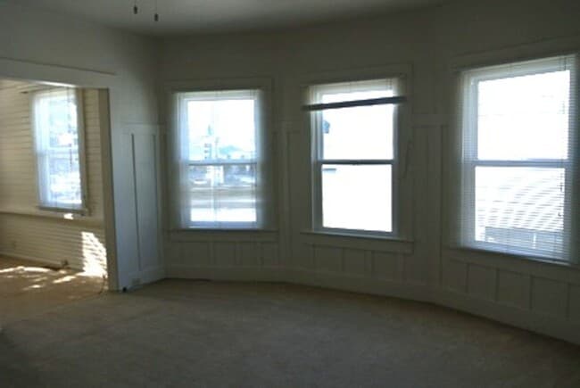 Building Photo - Charming Craftsman-Style 2BD/1BA Duplex – ...