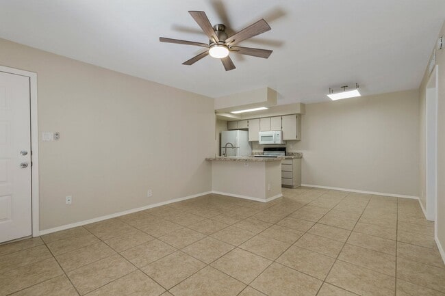 Building Photo - COMING SOON! Spacious 1 Bed 1 Bath Condo i...