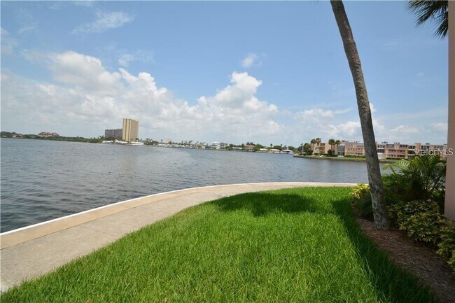 Building Photo - 7420 Bay Island Dr S