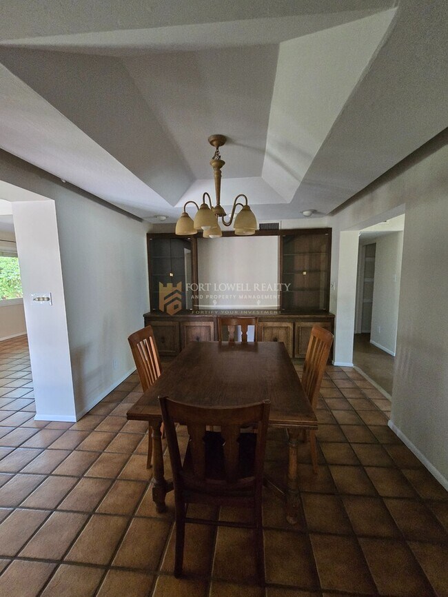 Building Photo - Vintage 3 Bedroom, 2 Bath Home with all the Modern Conveniences!!