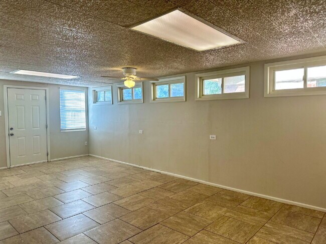 Building Photo - Beautiful 3/2 with a Bonus Room!