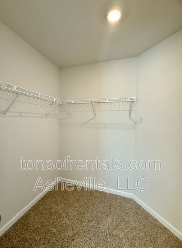 Building Photo - 216 Vly Breeze Rd