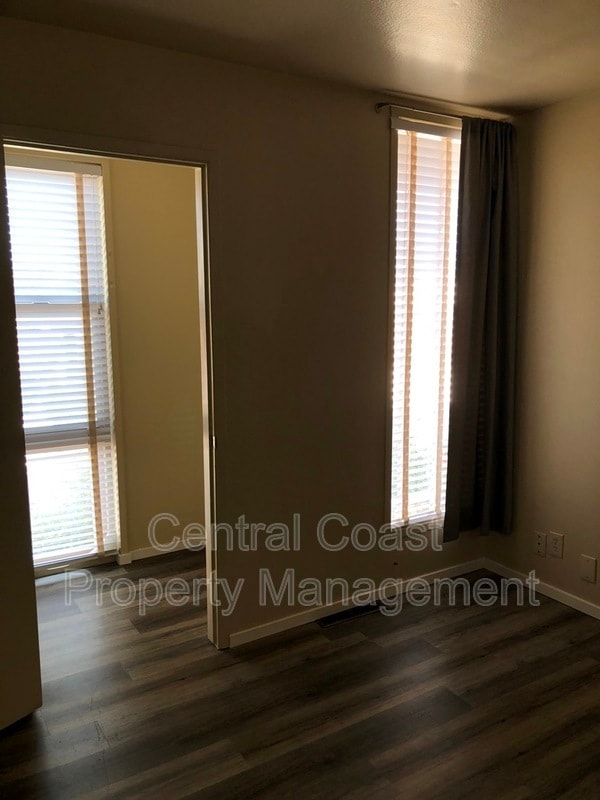Building Photo - 451 Dela Vina Ave