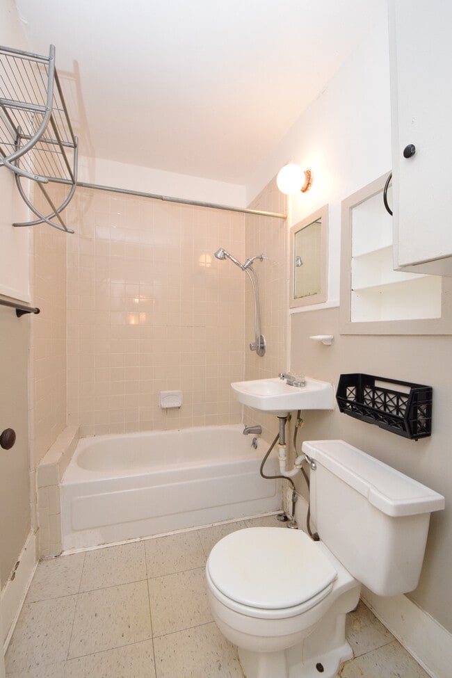 Building Photo - North Loop Gem! - Available April