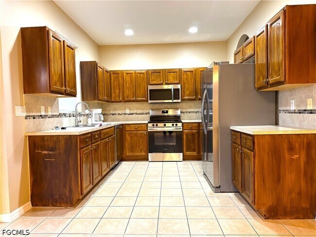 Building Photo - 117 Shadow Lakes Dr