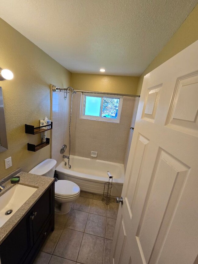 Building Photo - Campbell Duplex: 3 BR 1 BA with Garage & W...