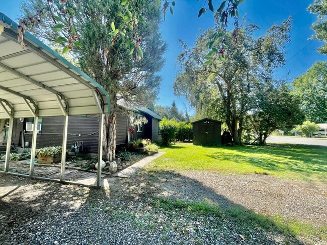 Building Photo - 223 Hemlock Dr