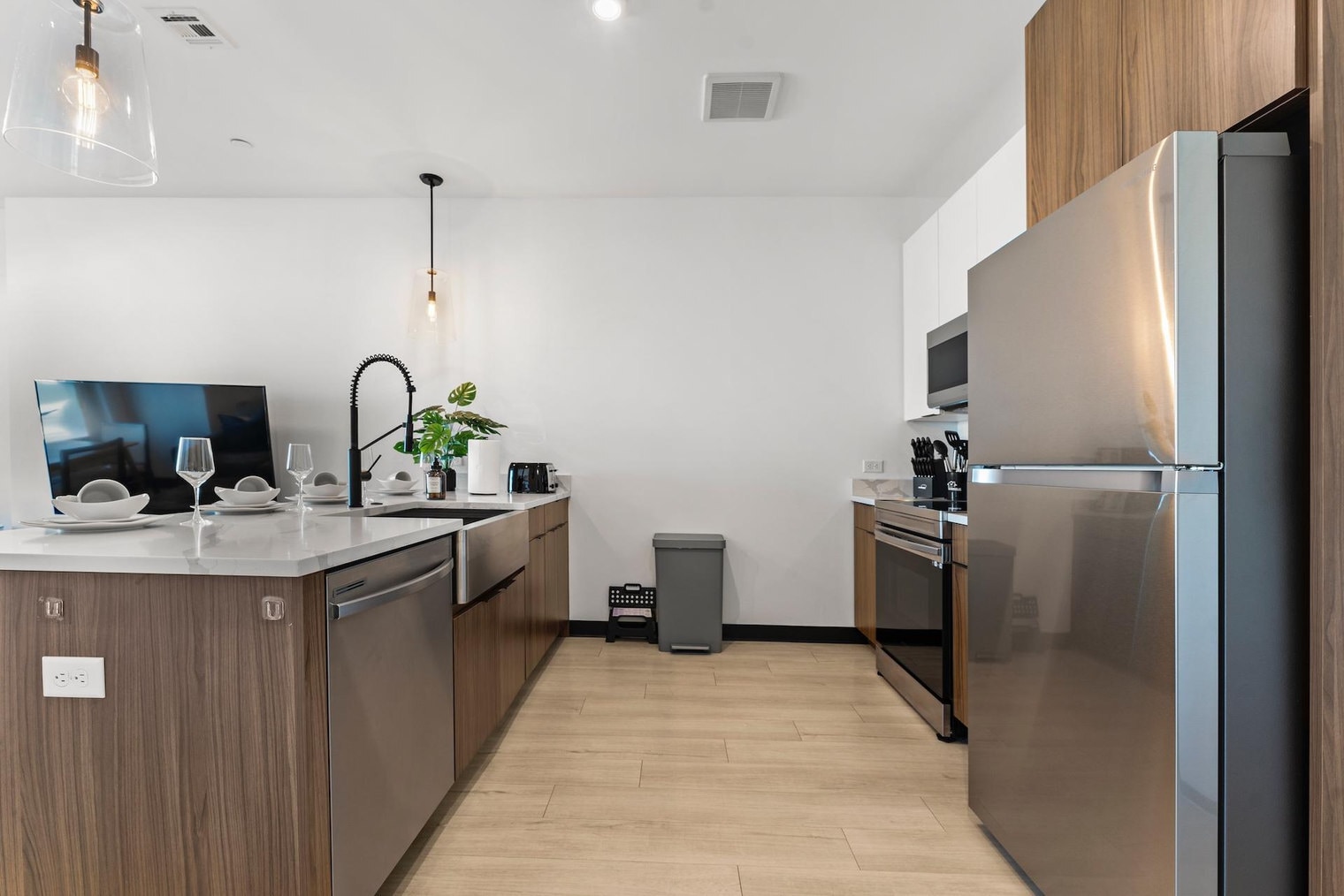 Building Photo - 600 Broadway-SI ID1240311P