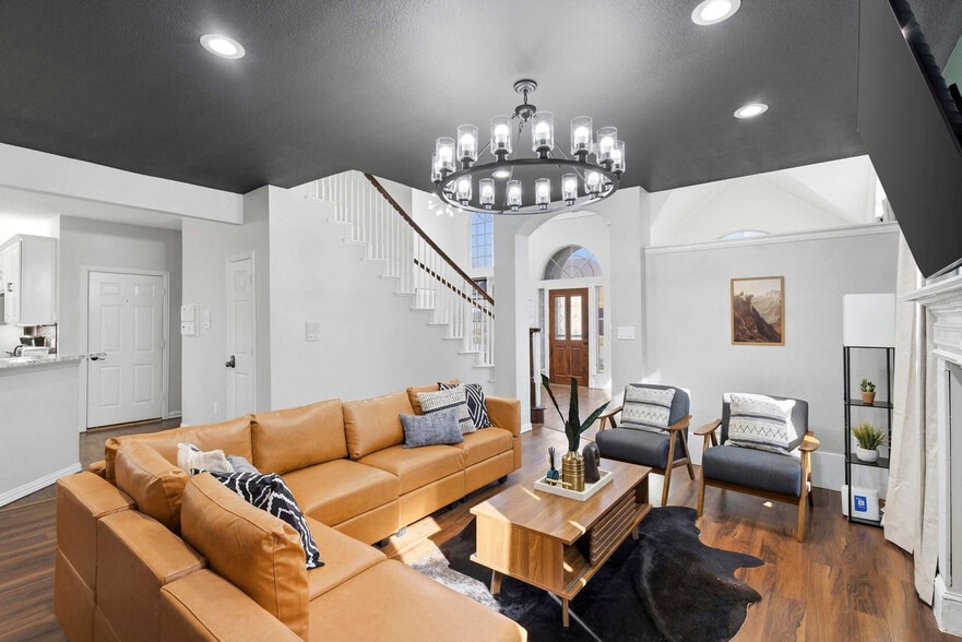 Building Photo - 5717 Christy Ln