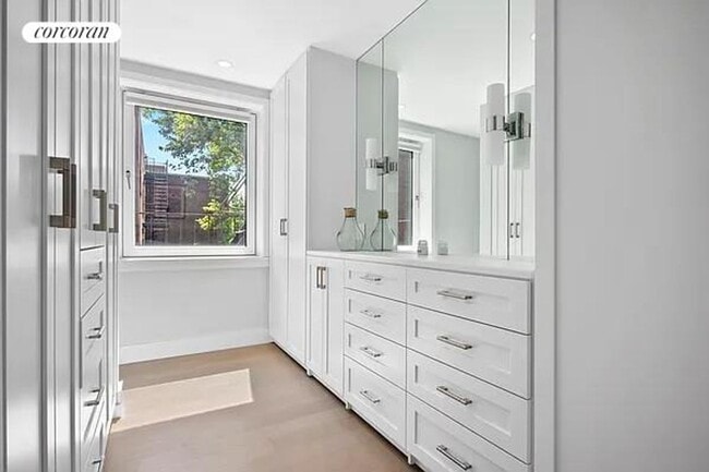 Building Photo - 352 W 11th St