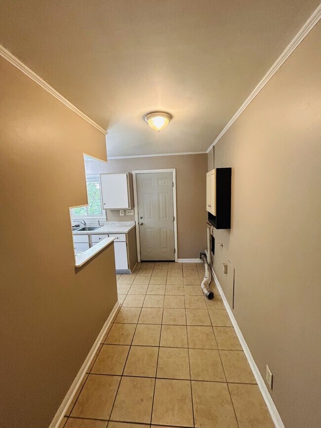 Building Photo - Charming 3-Bedroom Ranch in Prime Location!