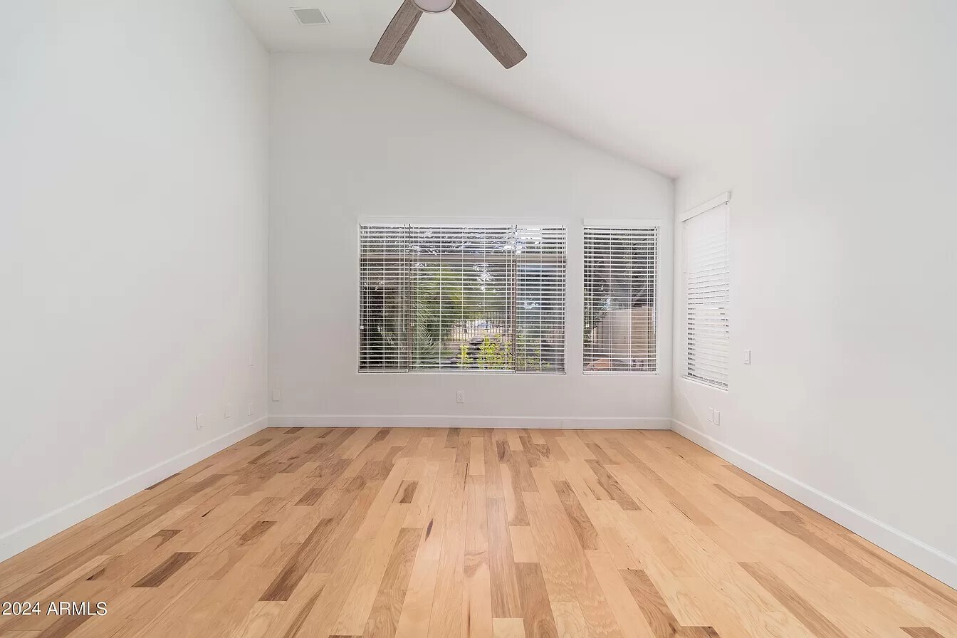 Primary bedroom: facing backyard - 6739 E Gelding Dr