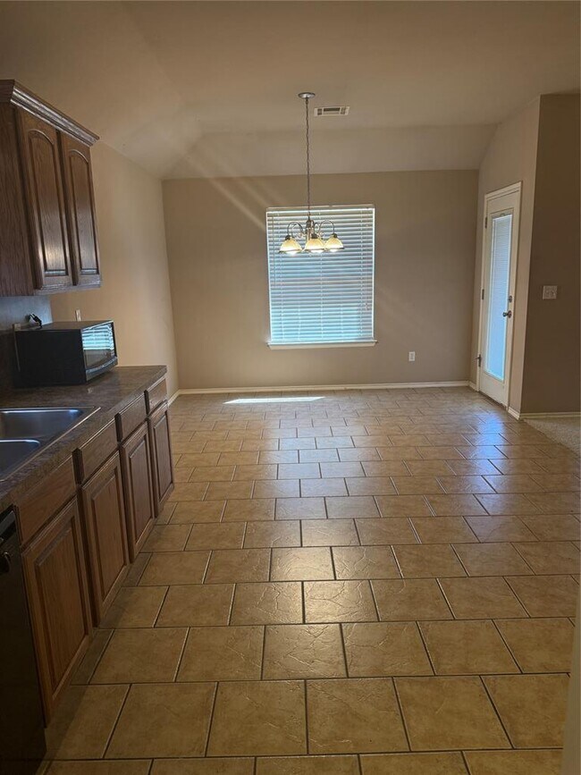 Building Photo - 400 S Castle Ridge Ln
