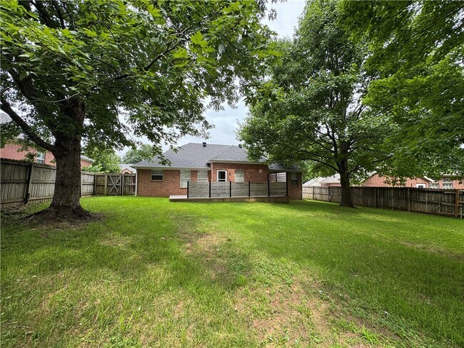 Building Photo - 4905 Hawthorne Way
