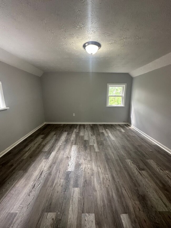Building Photo - Warner Rd 4 Bedroom Single Cash Pay