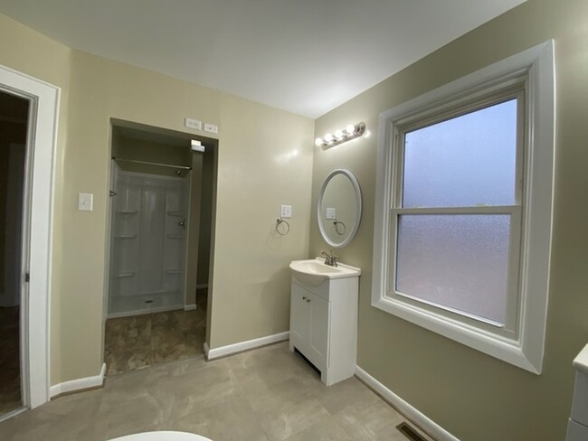 Building Photo - 2 Bedroom, 1 bath home with conditioned ba...