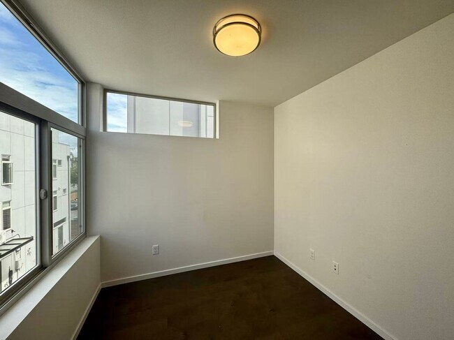 Building Photo - Charming Modern Stand-Alone Home in Ballar...