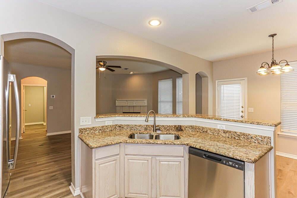 Building Photo - 1630 Redwood Dr