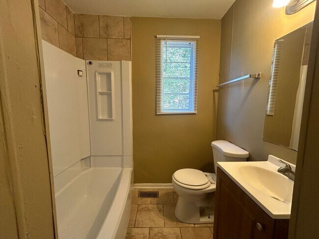 Building Photo - 1136 Broad St