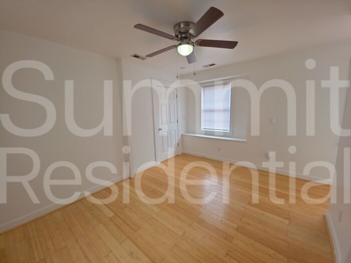 Building Photo - 910 Oakwood Ave