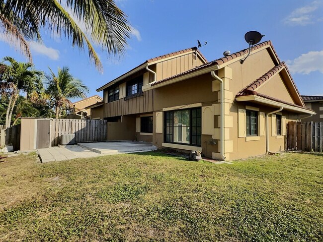 Building Photo - 2652 Riverside Dr