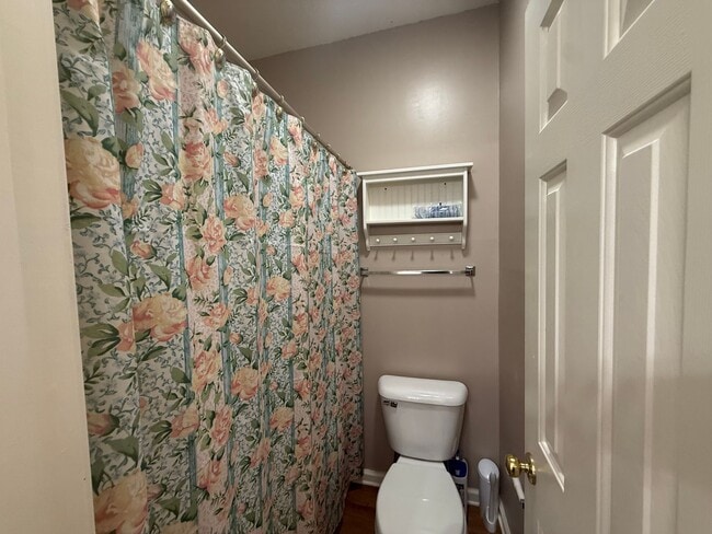 Building Photo - River Oaks - 2 Bedroom / 2 Bathroom Condo