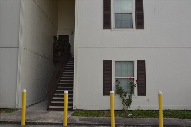 Building Photo - 304 Dell Ct