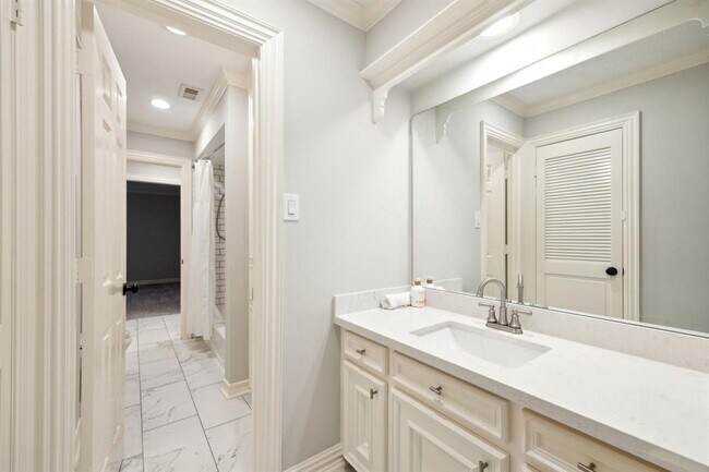 Building Photo - 1310 Kelliwood Oaks Dr