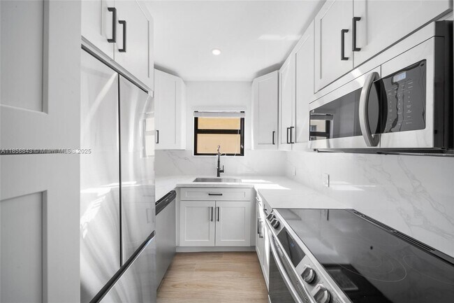 Building Photo - 4222 NE 1st Ave