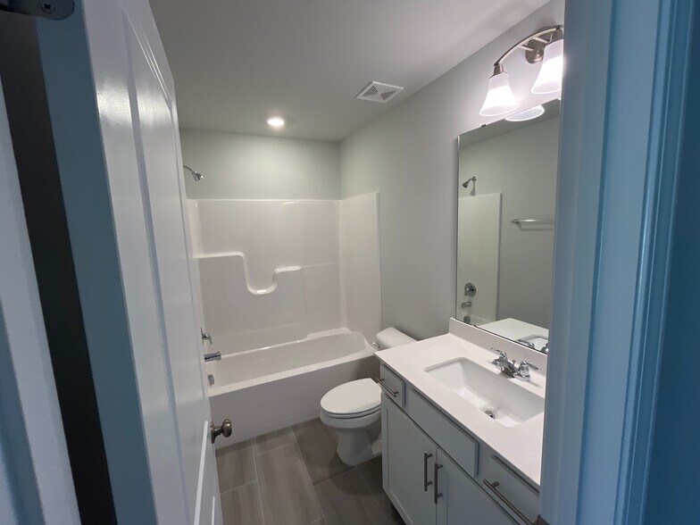 Building Photo - Room in Townhome on Chert Ln