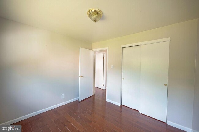 Building Photo - 701 Crestbrook Ave
