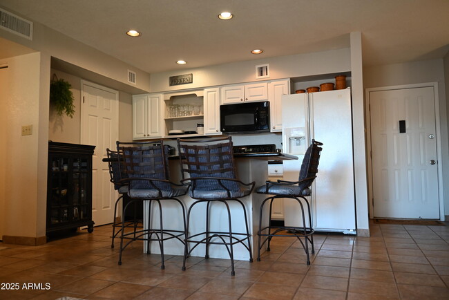 Building Photo - 8649 E Royal Palm Rd