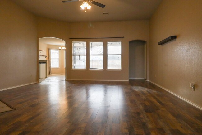 Building Photo - 3 Bed 2 Bath