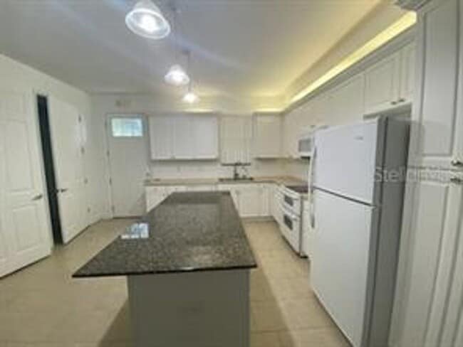 Building Photo - Kissimmee Townhome