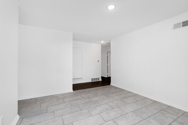 Building Photo - 3 bedroom, 2 bath recently renovated in So...