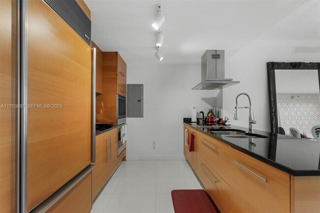 Building Photo - 495 Brickell Ave