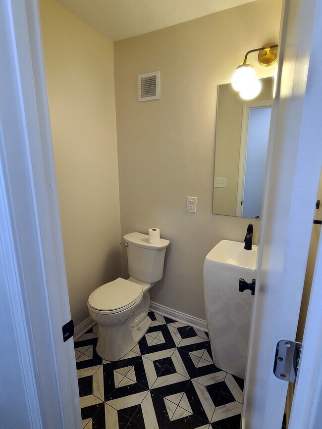 Building Photo - 5511 Lydia Ave