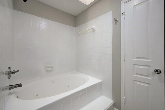 Building Photo - 9850 Pagewood Ln