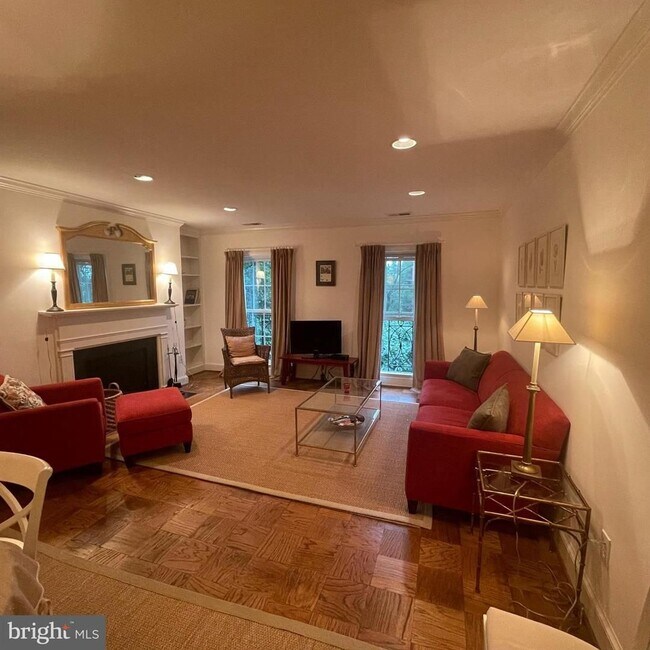 Building Photo - Wesley Heights Beautiful Fully Furnished 2 Bed, Two and a Half Bath