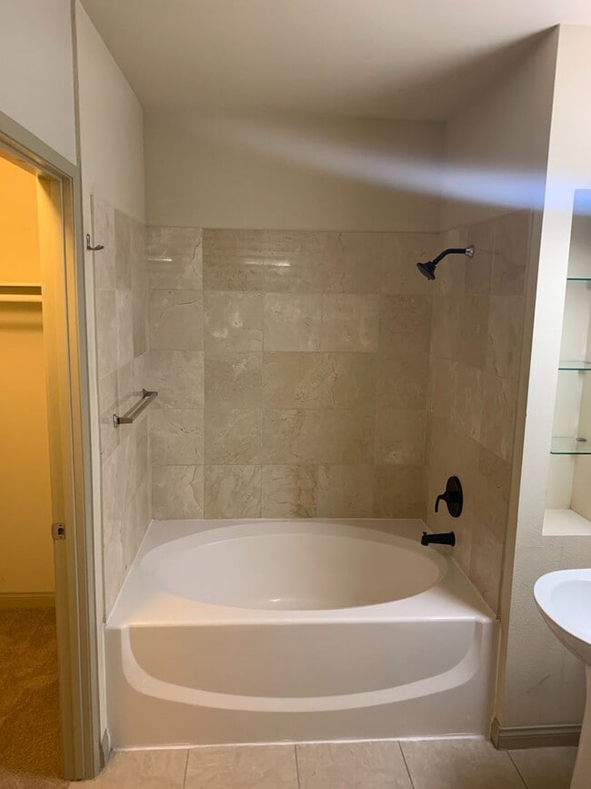Building Photo - Beautiful 2 Bed + 2 Bath Long Beach Condo ...