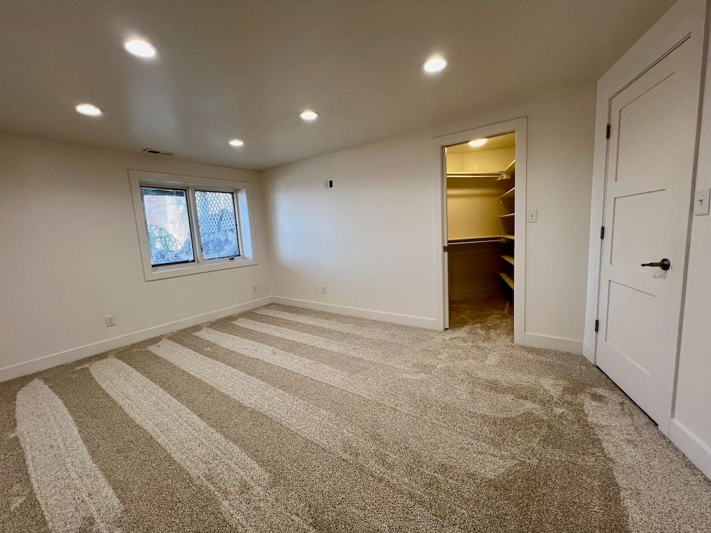 Building Photo - 425 Lakeview Way