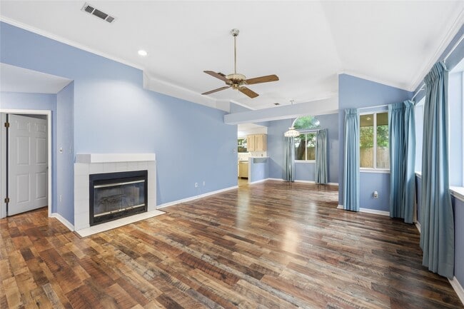 Building Photo - 955 Green Meadow St