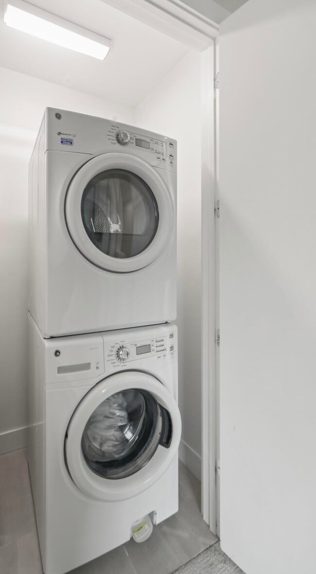 Building Photo - 625 NE 22nd Dr