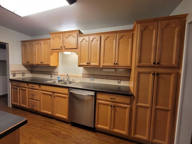 Building Photo - Charming 3 bedroom 2 bath