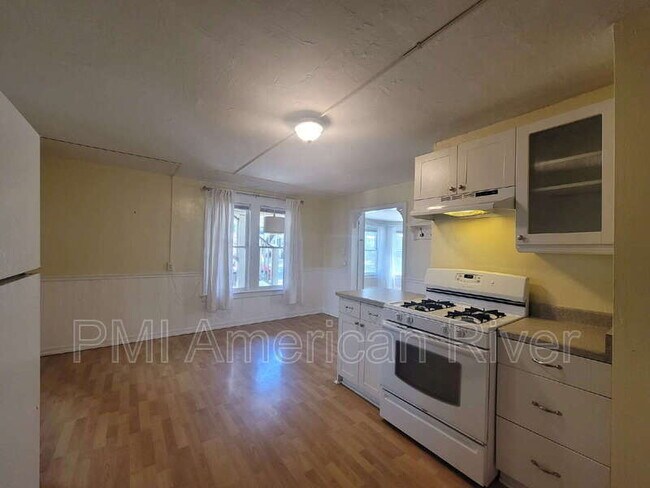 Building Photo - 718 28th St