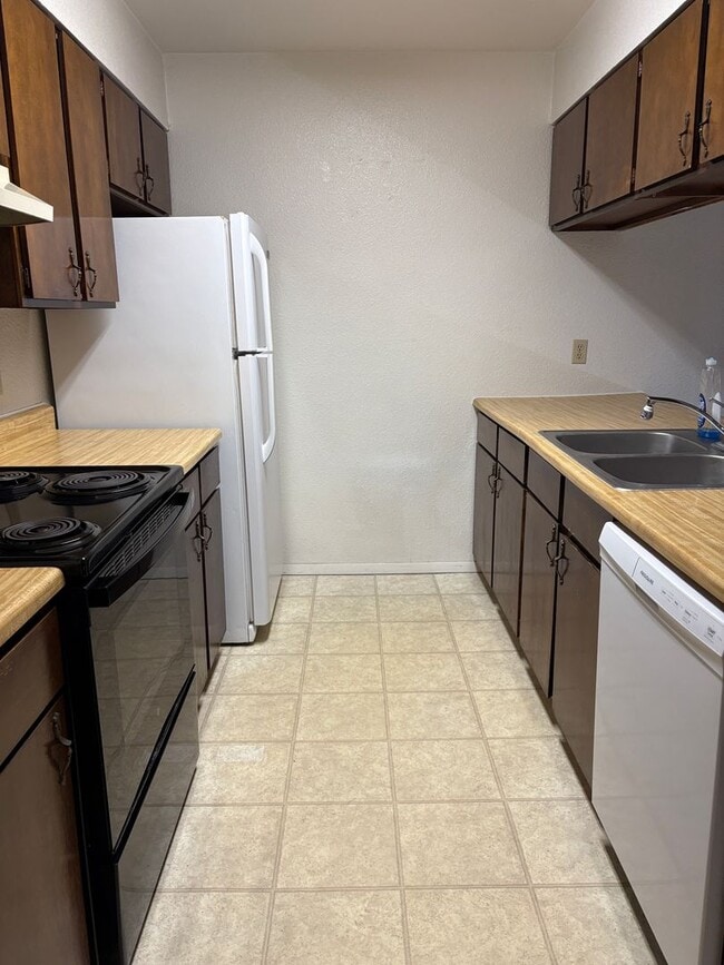 Building Photo - 842 E Cedar Ct