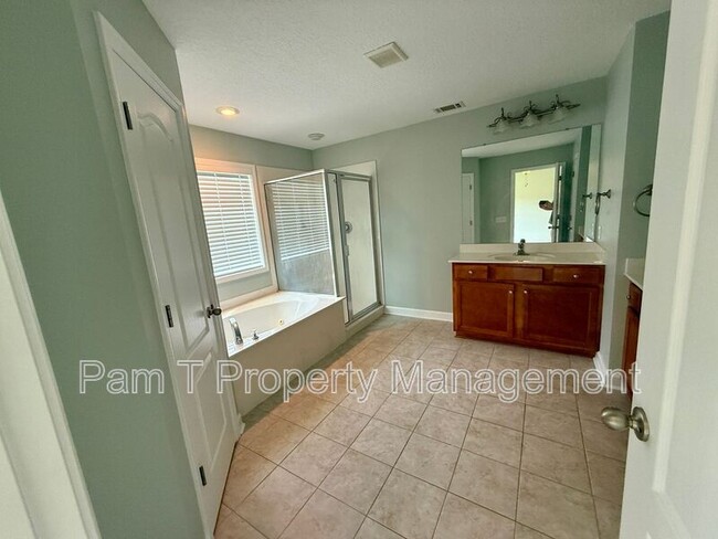 Building Photo - 674 Bristol Way