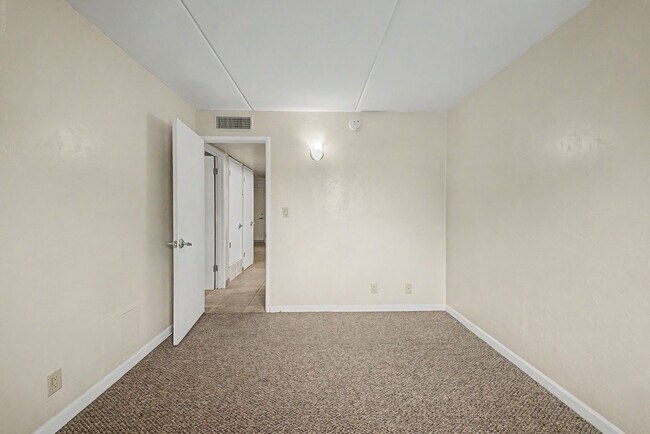 Building Photo - University/ Downtown- 1 bedroom first floor condo