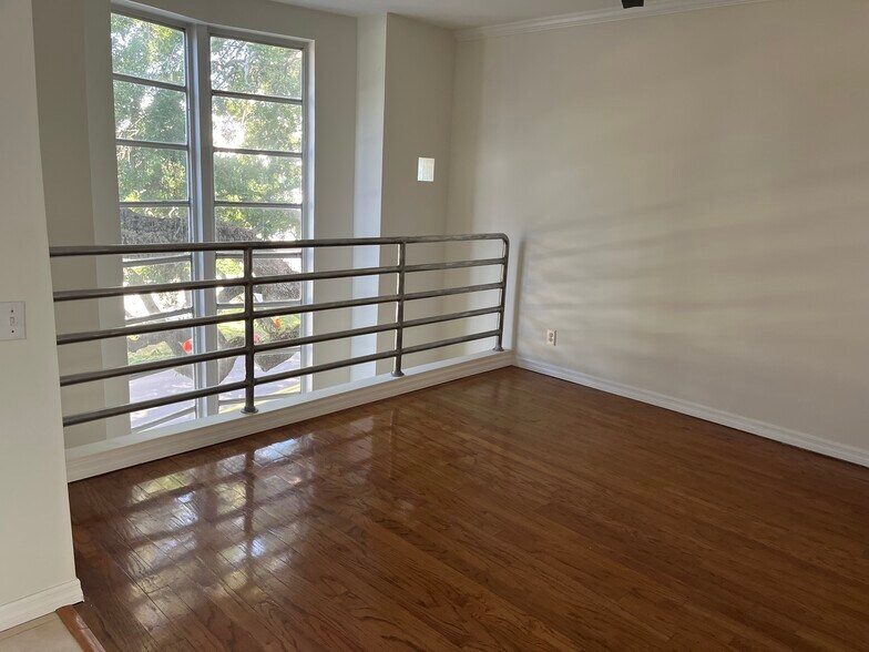 Den / dining area - 4950 Bayshore Blvd